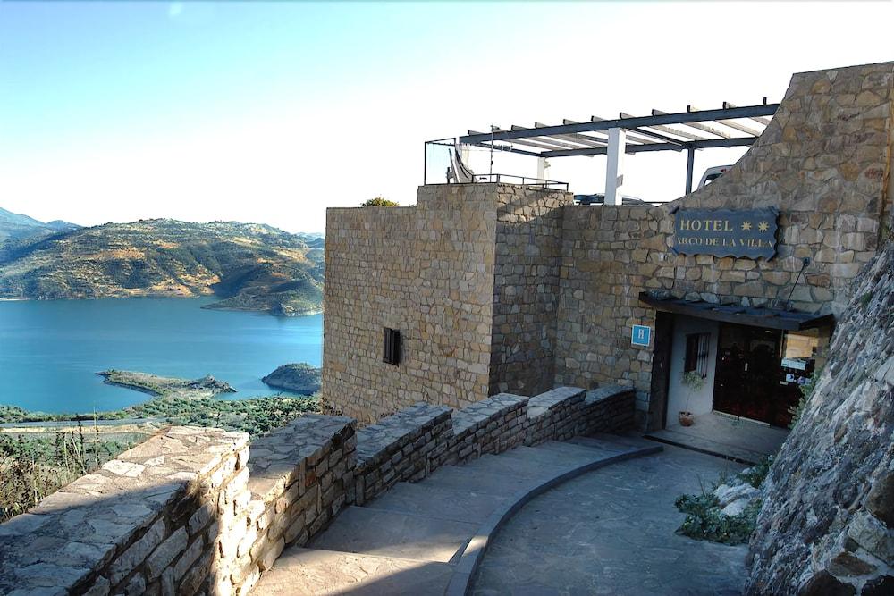 Tugasa Arco De La Villa Zahara De La Sierra Esterno foto